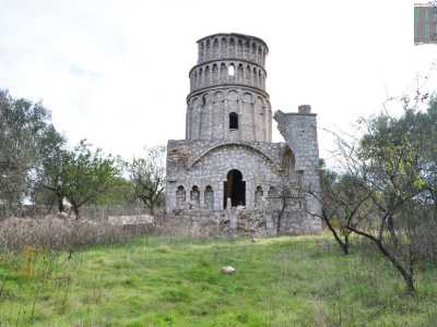 Percorriamo qualche decina di metri e ci ritroviamo davanti a un edificio biancastro che si erge maestoso sulla campagna circostante: � la �torre di Pisa�